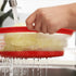 Couvercle Anti Éclaboussures Microsafe utilisé comme passoire pour rincer des fruits